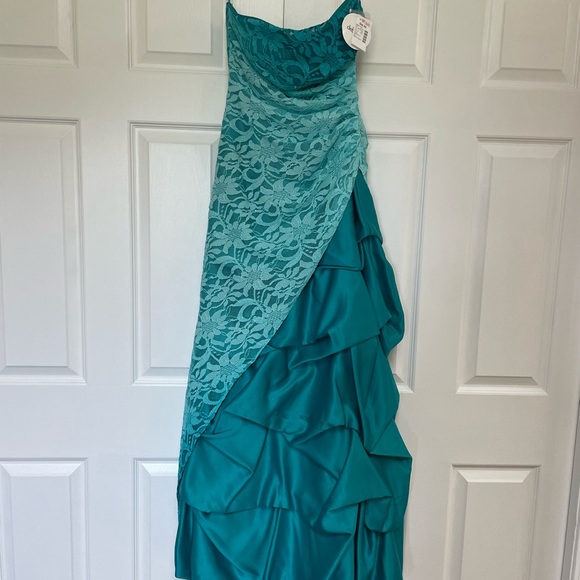 Long homecoming or prom dress. Never woren. Size 1/2 - Picture 1 of 5